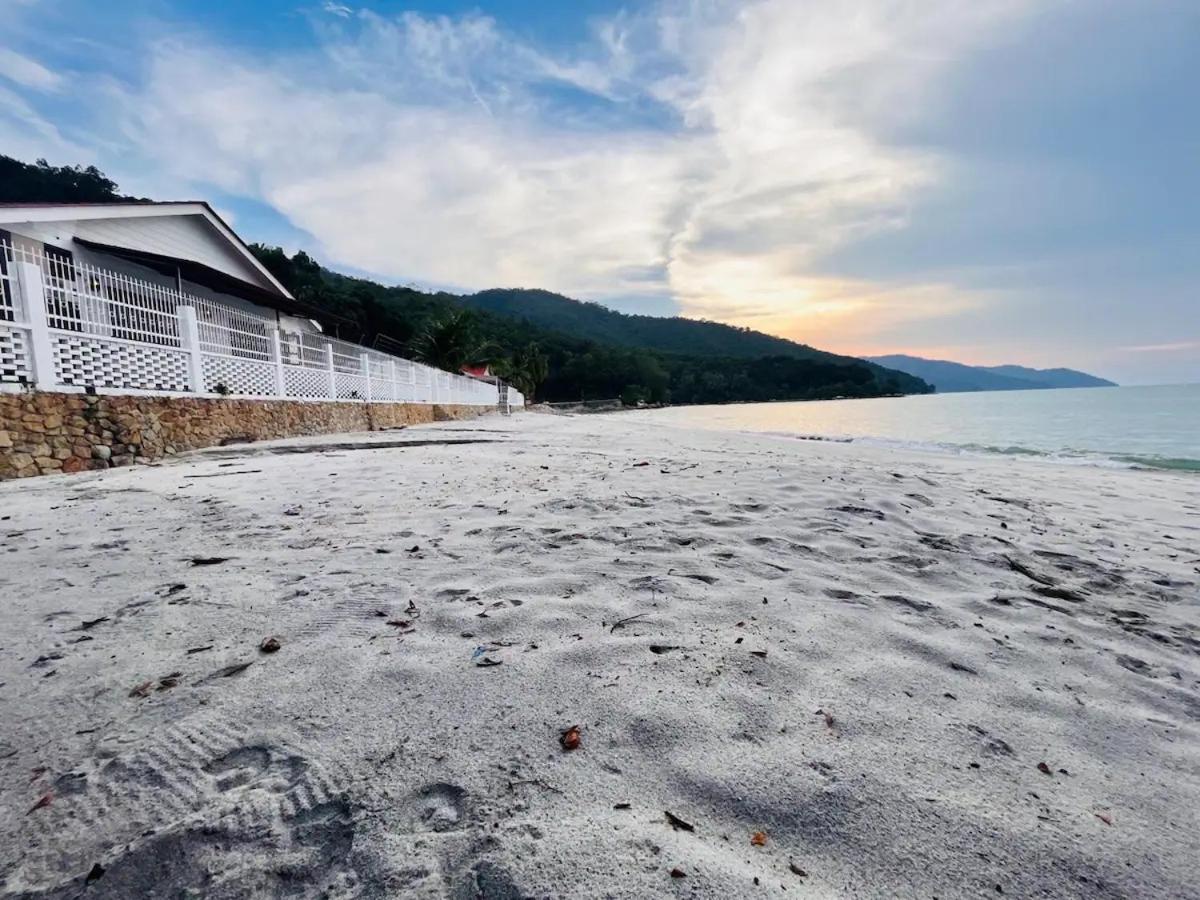 Luxurious Villa With Bbq & Jacuzzi By The Beach Batu Feringgi Ngoại thất bức ảnh